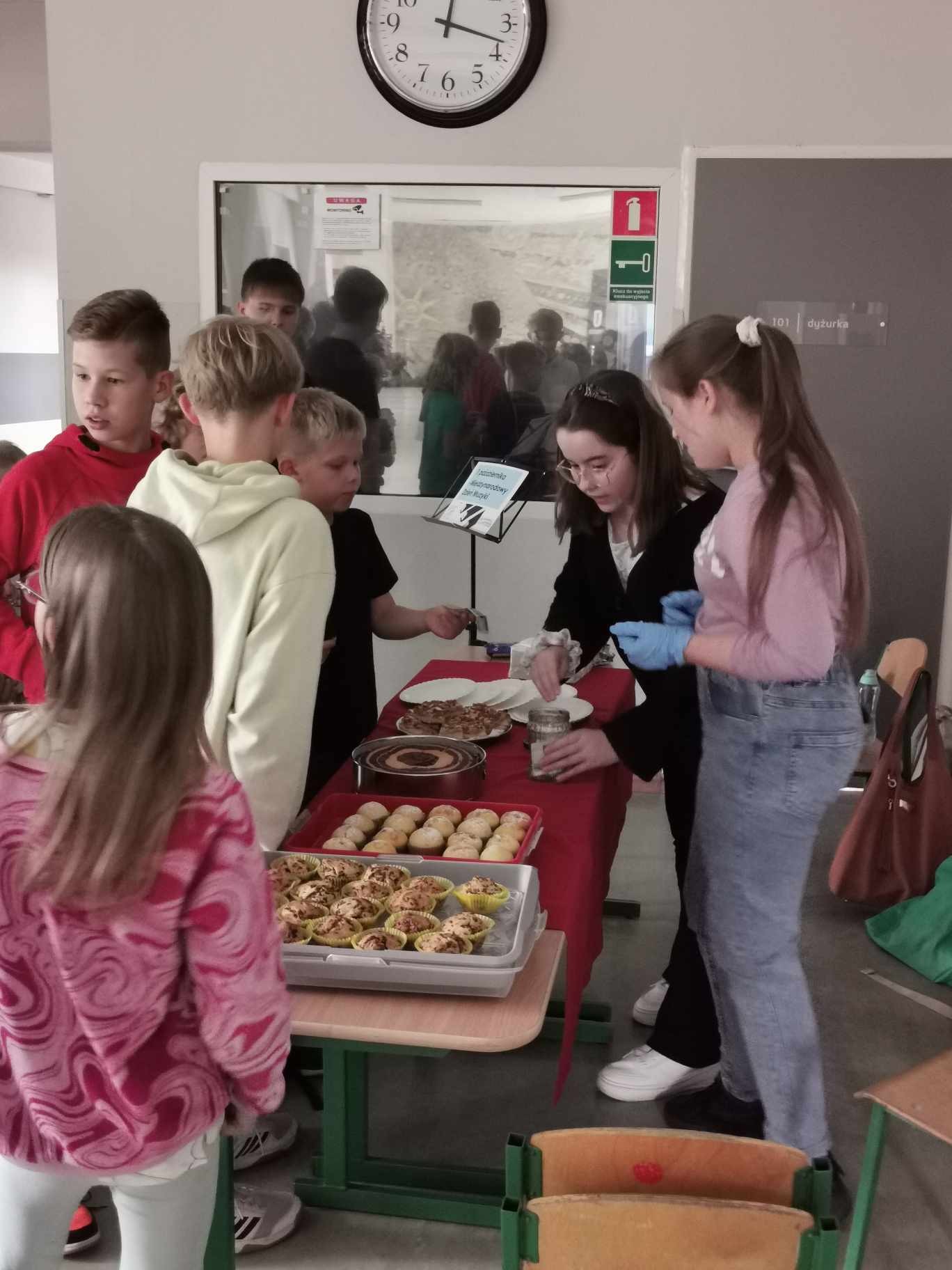 uczniowie "Ósemki" na kiermaszu