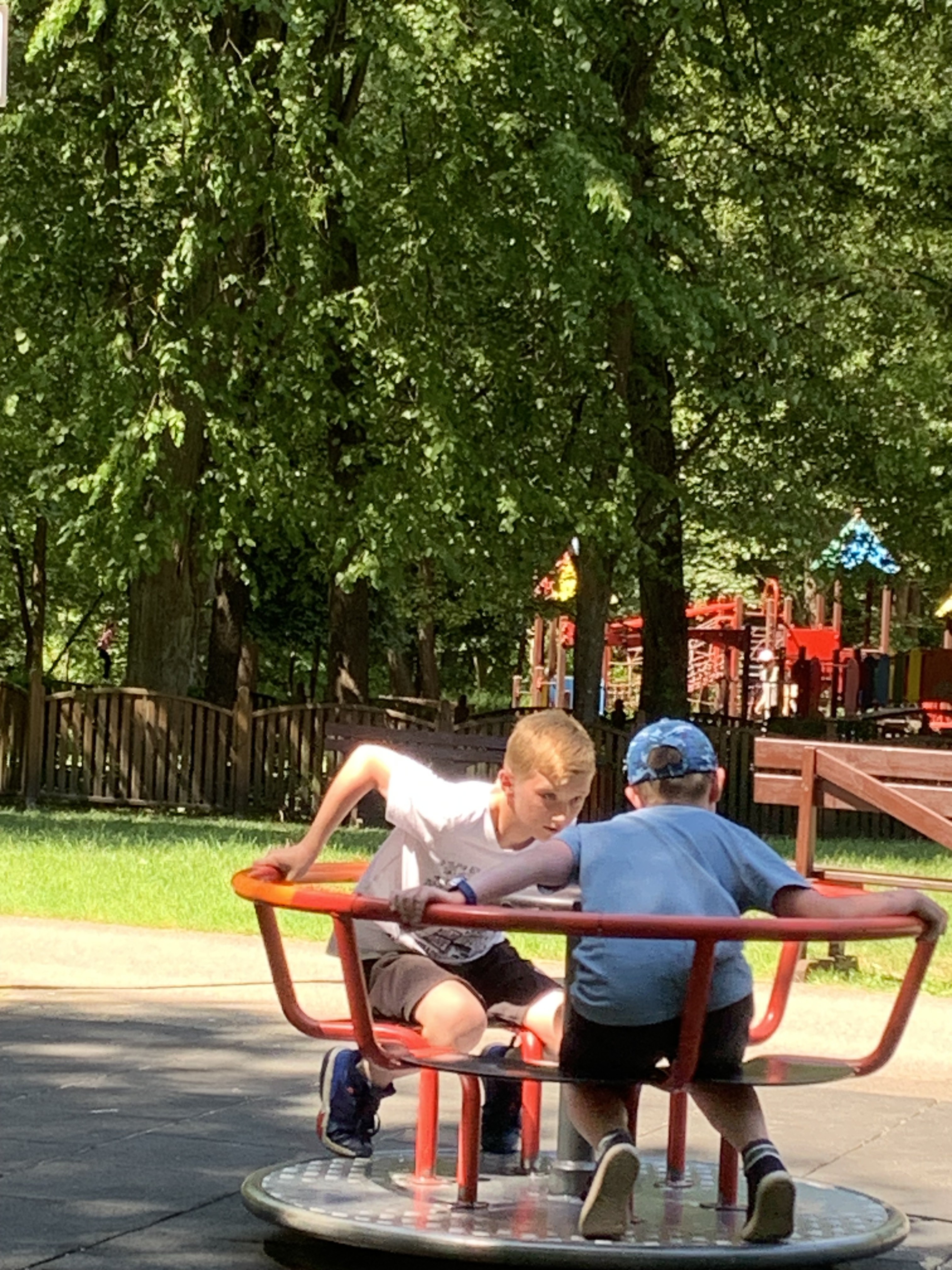Zdjęcie uczniów na placu zabaw w parku