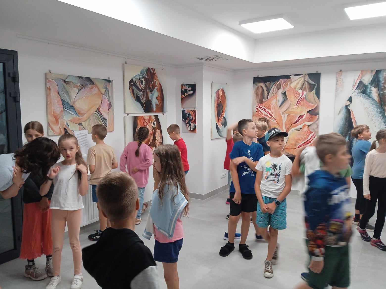 Uczniowie oglądający wystawę pt. Ryby