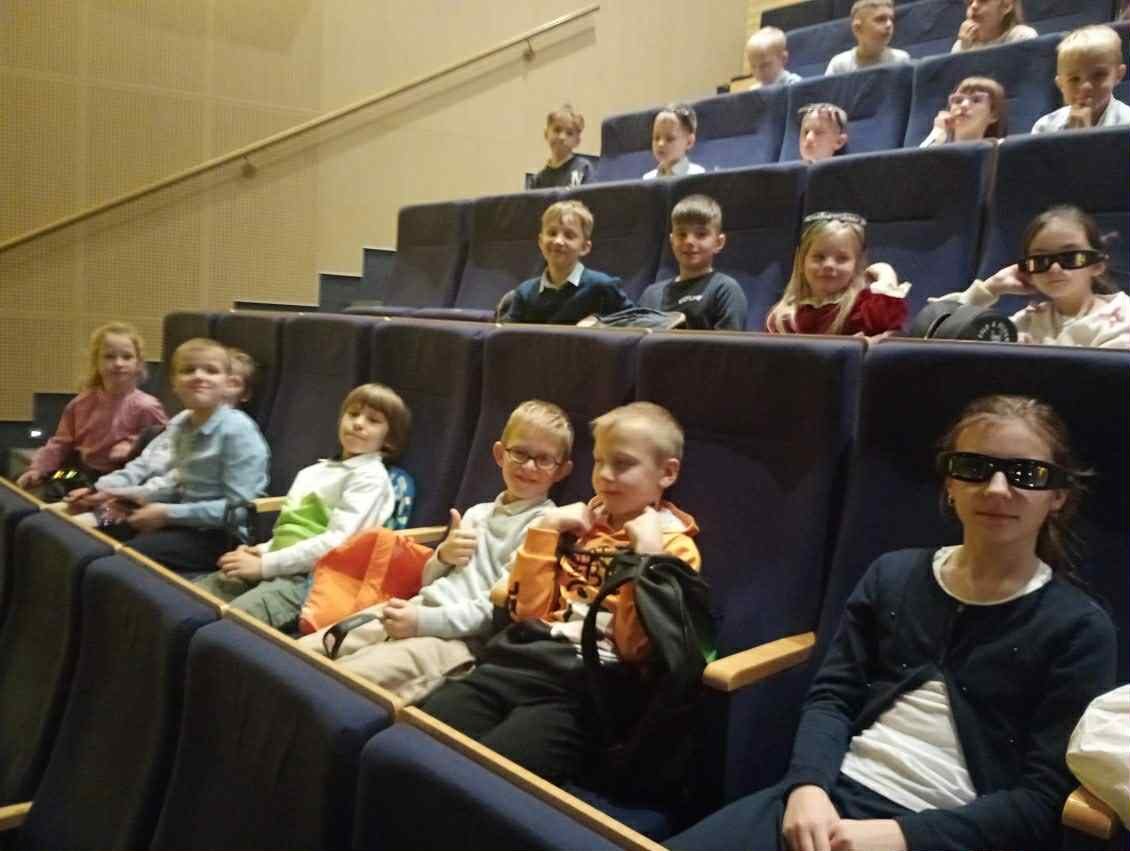 Dzieci czekające na spektakl Piotruś Pan