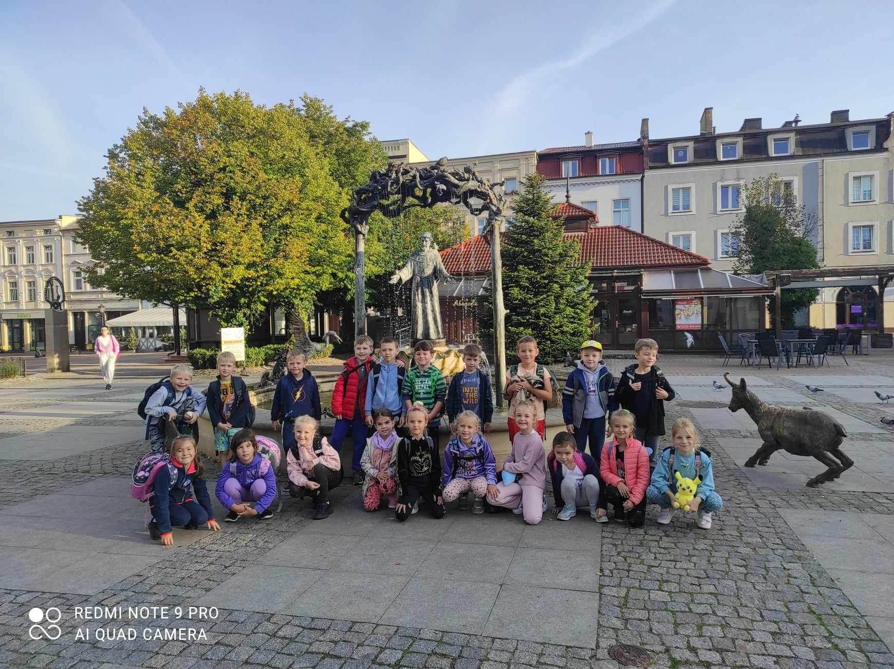 Klasa 1F na tle pomnika Świętego Franciszka. w drodze do praku Majkowskiego