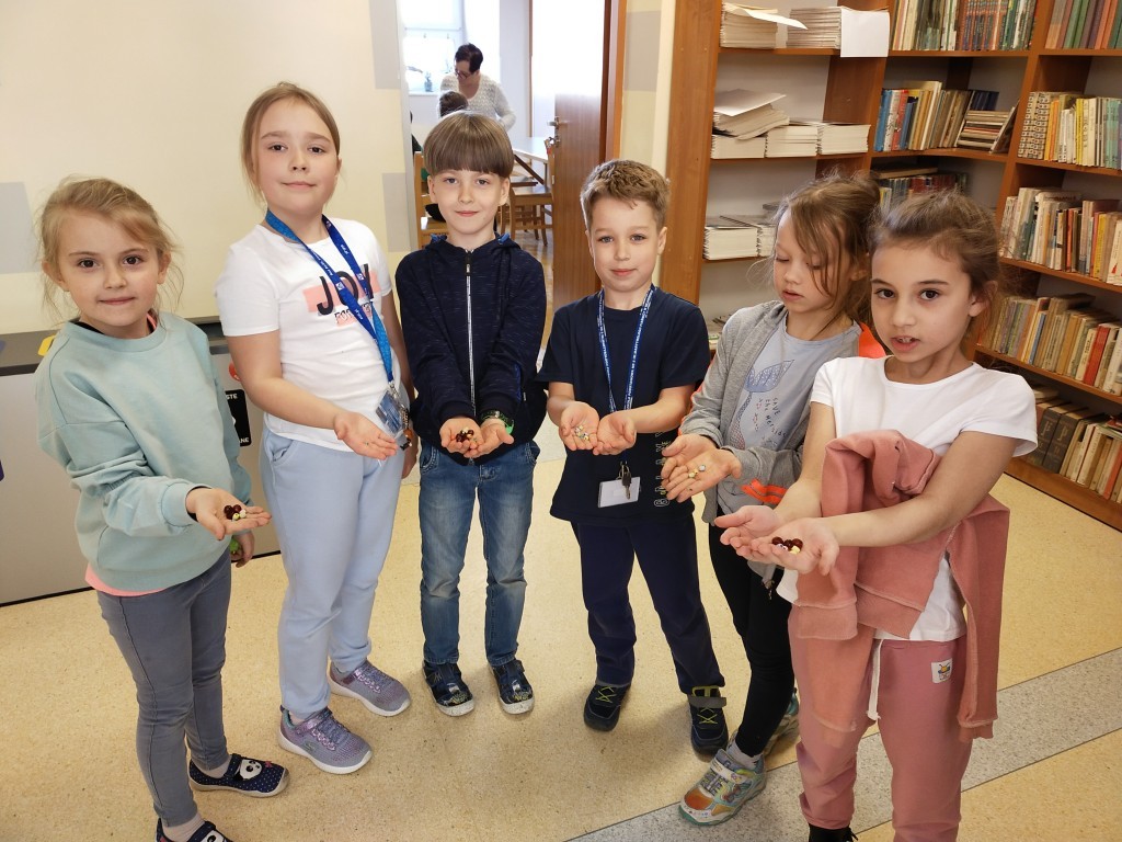 Uczniowie w bibliotece