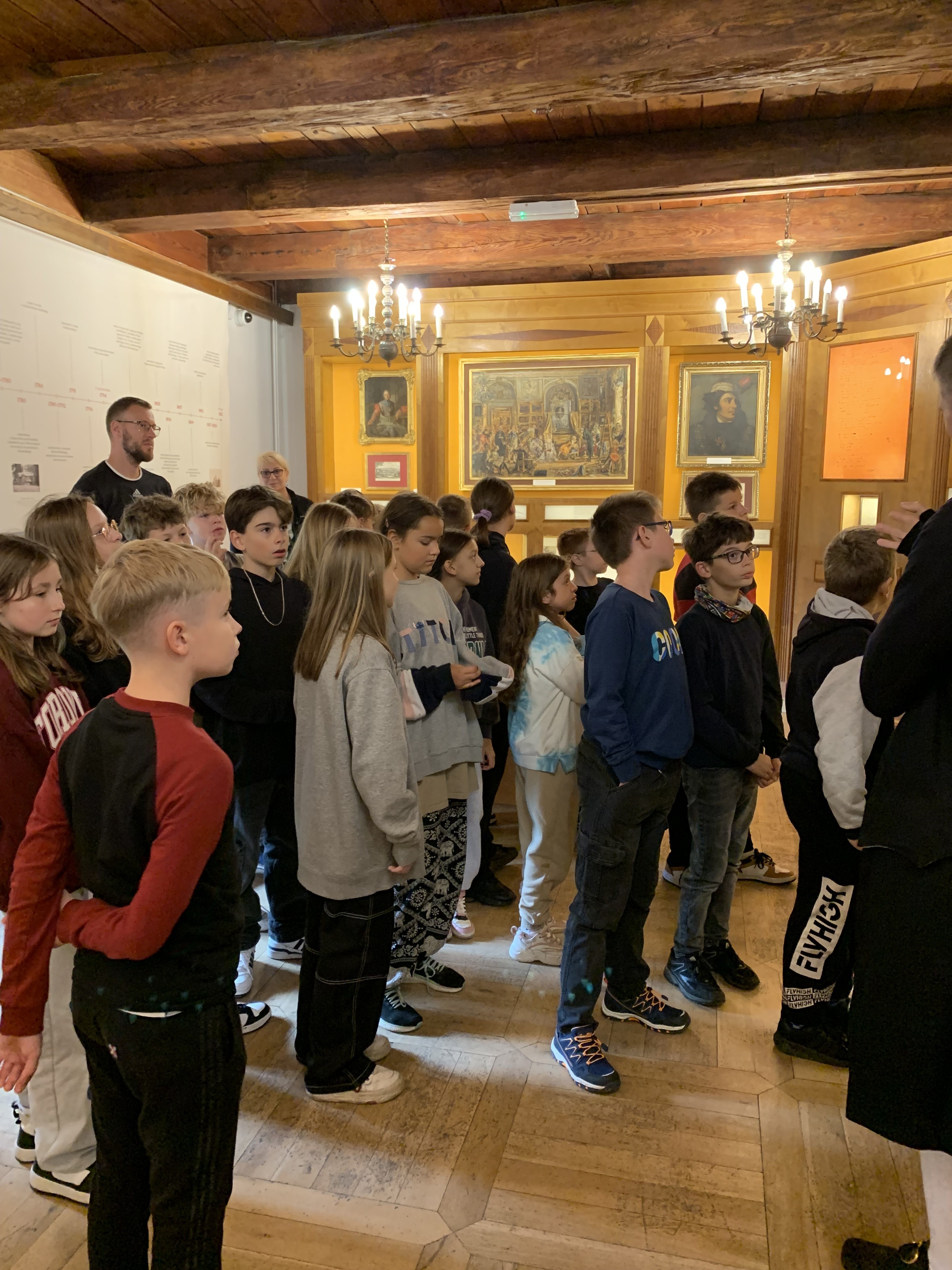 Uczniowie ogladajacy wystawę w muzeum